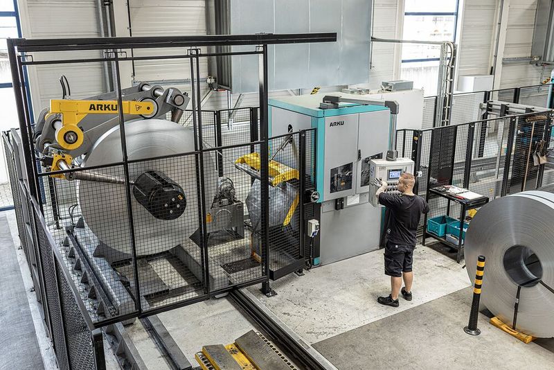 Die Arku-Bandanlagen sorgen für eine präzise Materialzuführung und stabile Prozesse beim Stanzen und Profilieren. (Bild: Arku)