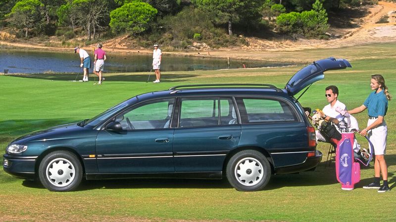 Die Reihensechszylinder-Ottomotoren des Omega A ersetzte Opel durch neu entwickelte V6-Motoren. Zunächst gab es den 2,5-Liter mit 125 kW (170 PS), außerdem den 3,0-Liter mit 155 kW (211 PS). Als Diesel gab es zunächst den von BMW zugekauften 2,5-Liter-Turbodiesel (Reihensechszylinder) mit 96 kW (131 PS). Danach gab es einen 2,0-Liter-16V-Vierzylinderdiesel mit 74 kW (101 PS). Die Einspritzpumpe wird bei diesem Motor von der Nockenwelle mit einer Duplex-Steuerkette angetrieben, von dort treibt eine Einfachkette die Nockenwelle an. Trotz der 16 Ventile hat er nur eine Nockenwelle, welche die Ventile über reibungsarme Rollenschlepphebel antreibt. (Bild: Opel Automobile GmbH)