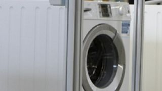 Archivfoto (17.11.2006 ): Waschmaschine in der Montage der BSH Bosch und Siemens Hausgerät GmbH in Nauen (Brandenburg).  Bosch hat das Joint Venture BSH Bosch und Siemens Hausgeräte komplett übernommen und zahlt drei Milliarden Euro für den 50-prozentigen Siemens-Anteil. (Quelle: dpa Bildfunk)