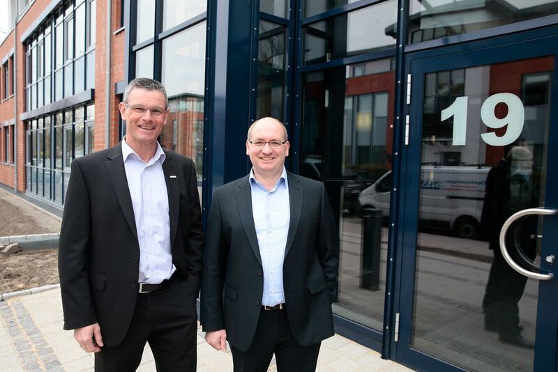  Der bisherige CEO und Geschäftsführer Michael Wohlmuth (links) hat seine Position an seinen Co-Geschäftsführer und CTO Dr. Hendrik Schafstall (rechts) übergeben. (Simufact Engineering)