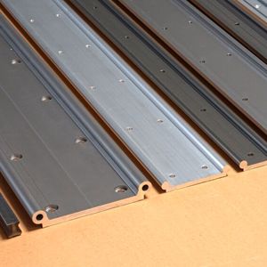 Was man hier sieht, sind typische Linearführungen mit Bohrungen. Kasto hat nun etwas entwickelt, das per Kamera das Bohrbild erkennen kann. Nun gelinge der prozesssichere Zuschnitt dieser Halbzeuge ohne große manuelle Messungen und Eingriffe.(Bild:  Kasto)
