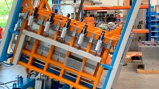 Hier blickt man auf ein Werkzeug für die Polyurethan-Hartschaumverarbeitung von BBG. Das Besondere an dem System ist seine explosionsgeschützte Eigenschaft, weshalb auch Polyurethan mit Pentangaszusatz als Treibmittel verarbeitet werden können. Hier mehr dazu ... (Bild: BBG)