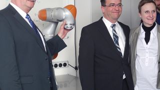 Beim Teach-In des Roboters: Hermann Faul, Oberbürgermeister der Stadt Nördlingen und Vorsitzender der Gesellschafterversammlung der Technologie Centrum Westbayern GmbH. Daneben (v.l.n.r.) Prof. Glück GF des TCW und Prof. an der HS Augsburg, Frau Schärtl, TecCamp, Dr. Liepert, CINO Kuka Roboter GmbH (Chief INnovation Officer). (Bild: TCW)