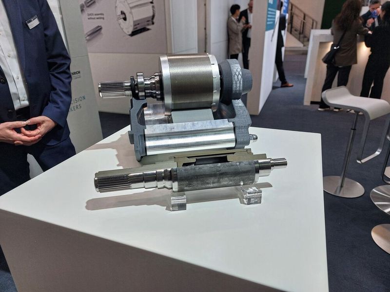 Poppe + Potthoff präsentierte eine durch die „Quick n Cool“-Methode gefertigte Rotorwelle. Hierbei wird das Mittelstück der Rotorwelle als eine Rohr-in-Rohr-Lösung verwendet, whärend die Endstücke als zerspante Stopfen aus einem Schmiederohling gefertigt werden.  (Bild: Finus/VCG)