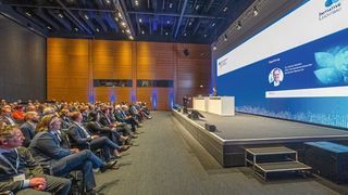 Auch 2025 gibt es auf der Hannover Messe einen Lightweighting Summit: Hochrangige Experten aus Wirtschaft, Politik und Forschung teilen ihre Perspektiven und präsentieren aktuelle Projekte. (Bild: bundesfoto/Herwig Fotografie)