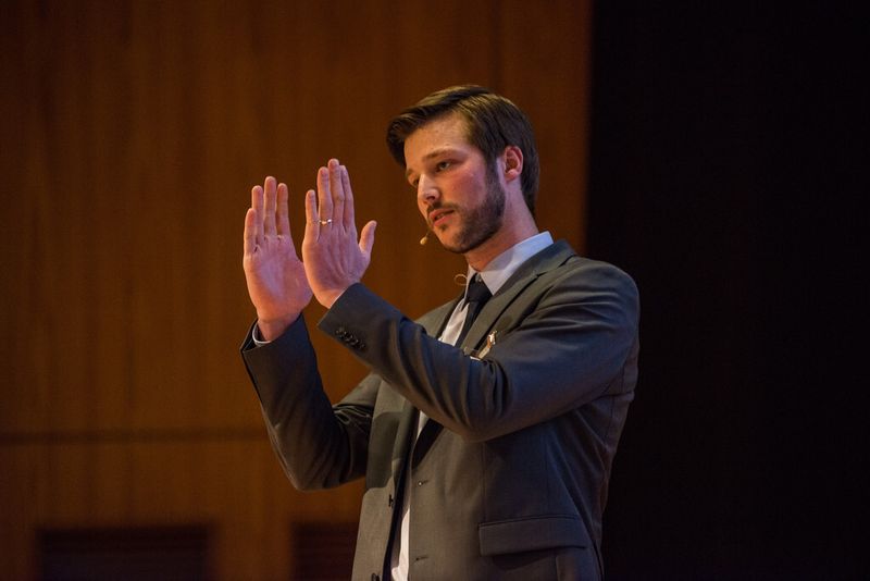 Am Institut für Kunststoffverarbeitung (IKV) an der RWTH Aachen wird das Spaltimprägnierverfahren bei der Herstellung einer CFK-Motorhaube angewendet. Anhand des Musterbauteils zeigte Dipl.-Ing. Robert Bastian, wissenschaftlicher Mitarbeiter am IKV, die Serientauglichkeit des Verfahrens. (Bild: Mack)