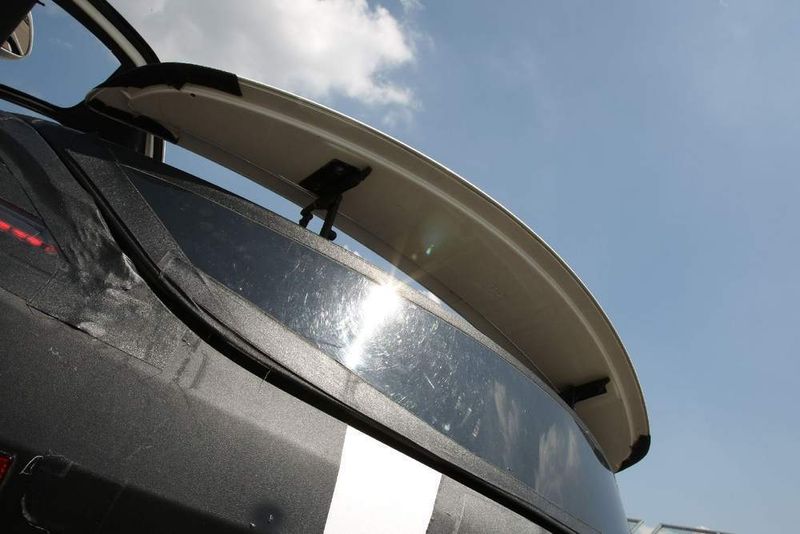 Für einen besseren Anpressdruck fährt der Heckspoiler elektrisch aus. (Archiv: Vogel Business Media)