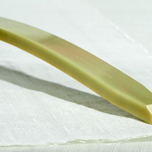 Aus der Zusammenarbeit von Henkel und Benteler-SGL resultierte die Serienproduktion von leichten Blattfedern auf Basis einer Polyurethan-Matrix im RTM-Verfahren (Resin Transfer Moulding).