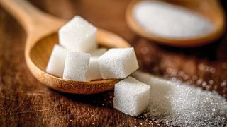 In einem unterfränkischen Zuckerwerk musste eine mehrspurige Förderanlage einem Safety-Check unterzogen werden. (Bild: ©Cozine - stock.adobe.com)