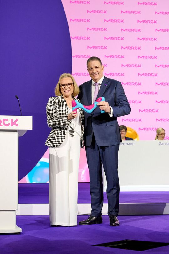 Belen Garijo (links) übergibt symbolisch den Staffelstab an Kai Beckmann (rechts).(Bild:  Merck)