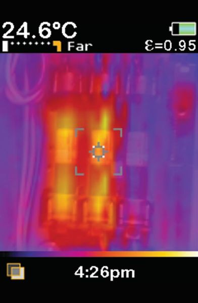 Das visuelle IR-Thermometer vereint das digitale Bild des Messobjekts mit der Wärmekarte und zeigt dem Mitarbeiter das Offensichtliche: Dieser spezielle Schalter ist überhitzt und stellt ein potenzielles Sicherheitsproblem dar. (Fluke)