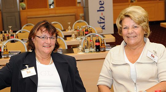 Dorothea Geibel (Dorothea Geibel Unternehmensberatung) und Helga Knauer (Autohaus Knauer) sind freuen sich auf den Eröffnungsvortrag. (Archiv: Vogel Business Media)