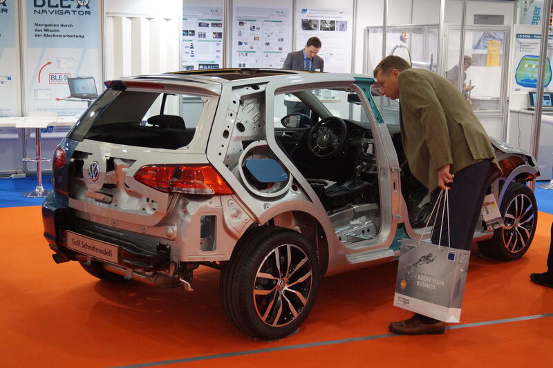 Eyecatcher: Ein Schnittmodell des VW Golf, gesehen auf dem Stand der Europäischen Forschungsgesellschaft für Blechbearbeitung e.V.  (Bild: Fuchs)