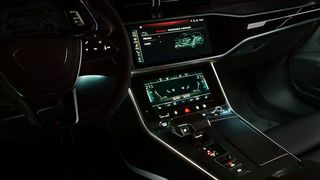 Beim optionalen Ambiente-Lichtpaket sorgen Lichtleiter in der Instrumententafel, in den Seitenverkleidungen der Türen sowie in den Einstiegsleuchten.  (Bild: Hella)