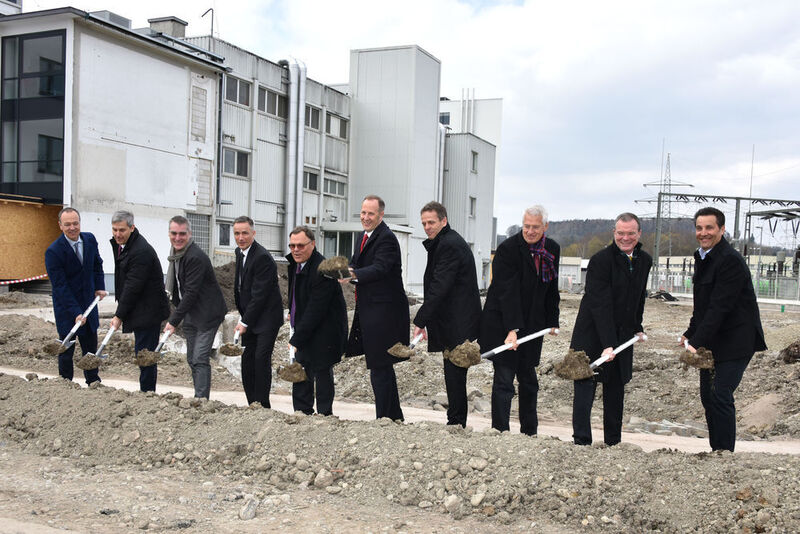 Working together to break ground for the new production building within the Vetter Schuetzenstrasse production site in Ravensburg/Germany (from left to right): Peter Sölkner, Oliver Albrecht, Harald Bader, Thomas Rübekeil, Udo J. Vetter, Dr. Daniel Rapp, Thomas Otto, Gunther Strothe, Wolfgang Kerkhoff, Christian Schmid. (Picture: Vetter)