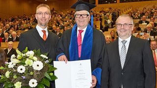 Friedhelm Loh (Bildmitte) wurde von der Technische Universität Chemnitz mit der Ehrendoktorwürde ausgezeichnet. (Foto: Rittal)
