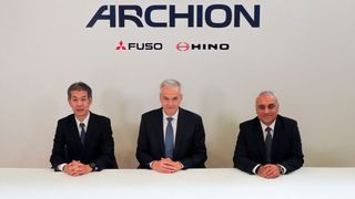 Die Daimler-Truck-Tochter Mitsubishi Fuso und Hino Motors fusionieren zu Archion. v.l.n.r. Satoshi Ogiso, designierter Executive Director & CTO von Archion, CEO von Hino Motors; Karl Deppen, designierter Representative Director & CEO von Archion, Präsident und CEO von Mitsubishi Fuso Truck & Bus Corporation; Hetal Laligi, designierter Representative Director & CFO von Archion, CFO von Mitsubishi Fuso Truck & Bus Corporation. (Bild: Daimler Truck AG)