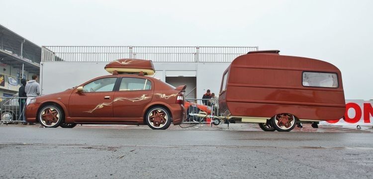 Da hat sich jemand Mühe gegeben: Opel Astra F mit Wohnwagen als Gesamtkunstwerk. (Matthias Knödler)