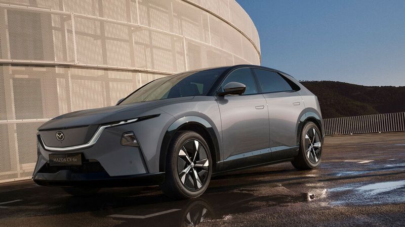 Der Mazda CX-6e rollt im Sommer in die Schauräume der Mazda-Händler.(Bild:  Mazda)