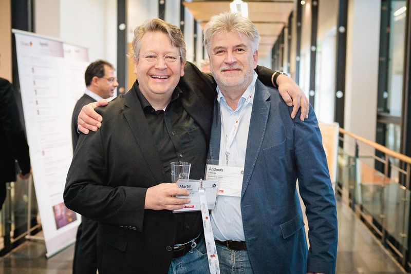 Du auch hier? Die iTeam-Beiräte Bayern (Martin Eickelschulte, Eickelschulte AG) sowie Berlin und Brandenburg (Andreas Lemcke, PI Informatik) begrüßen sich zu Tagungsbeginn. (Astrid Piethan)