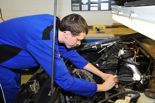 Doch nicht nur Diagnose an elektronischen Systemen war gefragt. Hier untersucht Simon Mailänder aus dem Saarland die Zylinderdurchmesser eines Passat-Motors. (Archiv: Vogel Business Media)