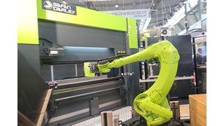 Auf vielen Ständen der Blechexpo wird sichtbar, dass die Automatisierung immer weiter voranschreitet: An vielen Ständen finden sich Knickarmroboter für das Werkstückhandling. (Bild: blechnet/rw)
