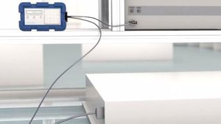 Mit dem ready2mains Programmer lassen sich Informationen wie Konfigurationsparameter über die Netzleitung an LED-Treiber von Innen- und Außenleuchten übertragen. (Tridonic)