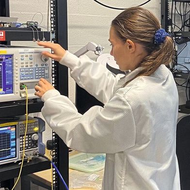 Spektrumanalysator: Elektrische Verbindungen können bei hohen Datenraten und kurzen Übertragungsstrecken an physikalische und thermische Grenzen stoßen. Deshalb gewinnen optische Interconnects für die Datenübertragung innerhalb von Rechenzentren an Bedeutung. (Bild: Yokogawa)