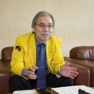 Yoshiharu Inaba: „Die Kunden verstehen die Vorteile einer Kopplung von Werkzeugmaschinen und Robotern immer besser. In unserer eigenen Produktion haben wir schon viele derartige Systeme in Zusammenarbeit mit den wichtigsten Werkzeugmaschinenbauer installiert. Dies ermöglicht eine bis zu 720 Stunden mannlose Fertigung in unserer Zerspanung.“