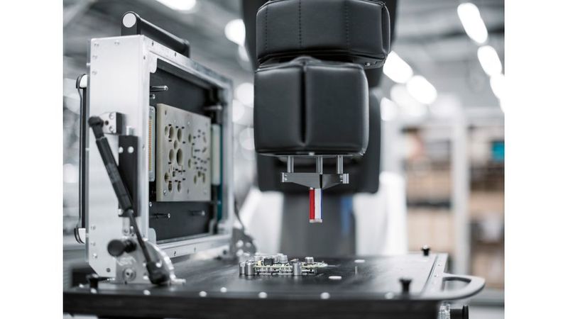 Festo präsentiert auf der Hannover Messe unter anderem das Forschungsprojekt ARIZ. Im Projekt entwickeln die Partner einen Demonstrator für die variantenreiche Produktion, der verschiedene Aufgaben übernehmen kann:  er ist nicht fest verbaut, sondern soll mobil beweglich sein und flexibel eingesetzt werden. Der Assistenzroboter wird mit dem übergeordneten IT-System vernetzt, um selbst Informationen abrufen zu können und dadurch den Bedienern die Konfiguration zu vereinfachen. Ein APAS-Roboter von Bosch hilft bei der Qualitätsprüfung von Leiterplatten (Bild). (Festo)