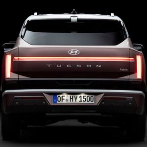 Am Heck gibt es ein breites Leuchtenband.(Bild:  Hyundai)