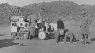 Mit fünf Citroën B2 mit Raupenantrieb durchquerte eine Expeditionen unter Leitung von  Georges-Marie Haardt und Louis Audouin-Dubreui vom 19. Dezember 1922 bis zum 7. Januar 1923 die Sahara erstmals erfolgreich mit einem Fahrzeug. Die Reise wurde in Filmen und Büchern thematisiert und war eine Demonstration des Know-hows und der Abenteuerlust, für die Citroën damals stand. (Bild: BASF)