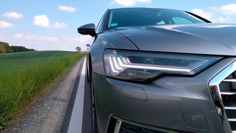 „HD Matrix“ LED-Scheinwerfer mit hochauflösendem Fernlicht sorgen für einen guten Blick bei Dunkelheit. (Bild: Thomas Günnel/Automobil Industrie)