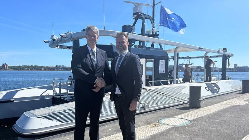 Handschlag: Bundesverkehrsminister Patrick Schnieder und Claus Ruhe Madsen, Minister für Wirtschaft, Verkehr, Arbeit, Technologie und Tourismus von Schleswig-Holstein bei der Übergabe des Förderbescheids für CAPTN Förde Areal III in Kiel.(Bild:  Bundesverkehrsministerium)