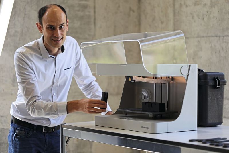 «Bisher gefräste Aluminiumbauteile können schnell und kostengünstig auf einem Markforged-Drucker hergestellt werden, wie gesagt im 50µ-Bereich fixfertig.»
Frank Gersbach (Manager Additive Manufacturing)

 (Matthias Böhm)