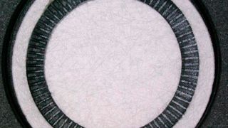 Eine solche Membran mithilfe von Ultraschall gleichzeitig stanzen und schweißen – diese diffizile Aufgabe lösen die Experten des Ultrasonic-Engineering-Teams von Herrmann Ultraschalltechnik.
Wie das geht, demonstriert man anhand von sieben Stationen auf der Fakuma in Halle A4 am Stand 4108. (Herrmann Ultraschalltechnik)