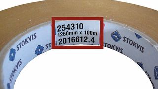 So sieht das gedruckte und einplatzierte Etikett auf einer gekrümmten Klebebandrollen-Innenseite des Herstellers Stokvis aus.  (Bild: Stokvis)