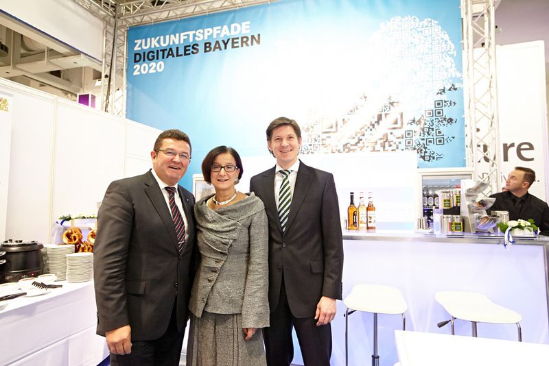 Der diesjährige Messerundgang endete am Stand des Partnerlandes Bayern: Franz Josef Pschierer (IT-Beauftragter der Bayerischen Staatsregierung), Johanna Mikl-Leitner (Bundesministerin für Inneres, Republik Österreich), Dr. Ole Schröder (Parlamentarischer Staatssekretär, BMI) (Foto: MODERNER STAAT / Behrendt und Rausch)