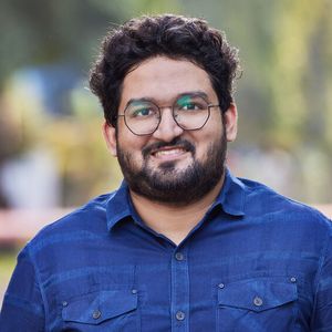 Kategorie Newcomer: Abhijit Kadam hat eine effizientere Ladetechnologie entwickelt, die von allen E-Autos verwendet werden kann. Die Ladeelektronik kann sich hierbei an die Anforderungen der Fahrzeuge anpassen. Alle Fahrzeuge können somit an der gleichen Ladesäule geladen werden, unabhängig von der benötigten Spannung.(Bild:  ©Enno Kapitza/Siemens AG)