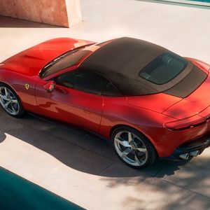 Das Stoffdach öffnet auch während der Fahrt bis 60 km/h.(Bild:  Ferrari)