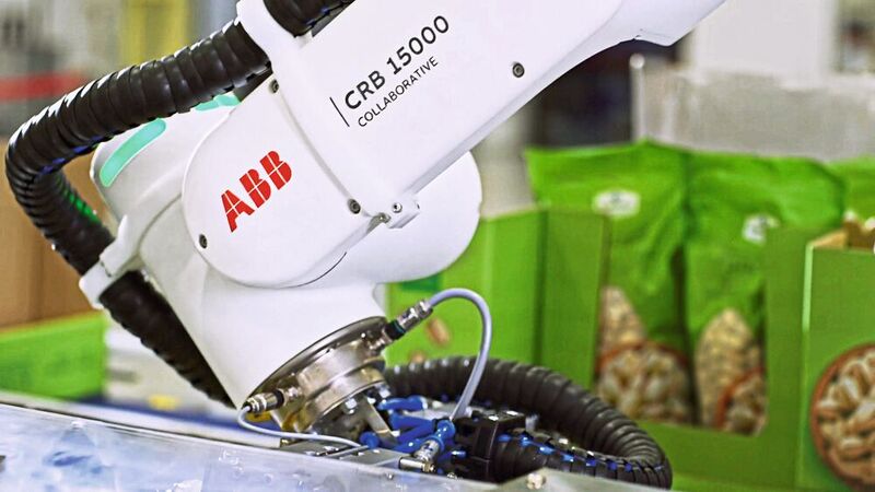 Pick and place rund um die Uhr: Der bei Dan D Pak in Vietnam eingesetzte Roboter von ABB legt Beutel mit Cashew-Nüssen in Kartons. (Bild: ABB)