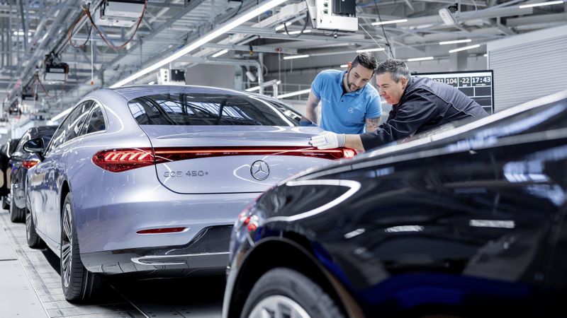 Bei E-Autoherstellern wie Mercedes sorgt die anhaltend hohe Nachfrage nach E-Autos für längere Lieferzeiten.(Bild:  Mercedes-Benz)