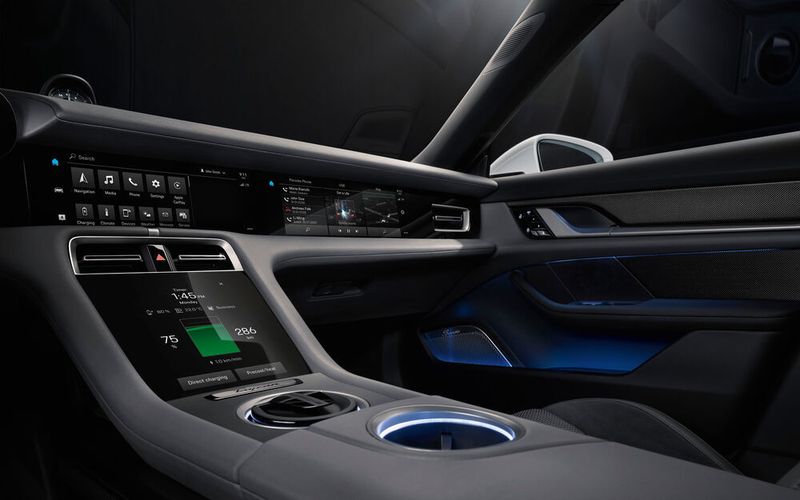 Das freistehende und gebogene Kombiinstrument bildet den höchsten Punkt auf der Instrumententafel. (Auto-Medienportal.Net/Porsche)