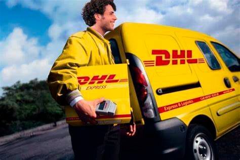 Die Bundesregierung hat das alte Postgesetz überarbeitet. Demnach sollen Paketboten gesundheitlich geschont werden. DHL hat bereits entsprechend reagiert ...(Bild:  DHL)