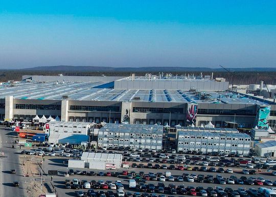 Das ist das Tesla-Werk in Grünheide. Der US-Autobauer will die Kapazität jetzt verdoppeln, erhält aber einigen Gegenwind von Umweltschützern und Behörden, meldet die dpa. Lesen Sie hier, wie die Lage momentan aussieht.(Bild:  Tesla)