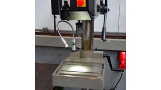 Die  LED-Arbeitsleuchte „Punktstrahler“ ergänzt das Produktportfolio von Bauer & Böcker. Der gummiummantelte Magnetfuß ermöglicht flexible Anbringungsmöglichkeiten und schont die Oberflächen. (Bauer & Böcker)