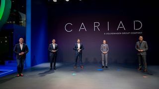 Cariad will künftig weniger von Zulieferern abhängen – Dirk Hilgenberg (rechts im Bild), Chef der Software-Sparte, findet dafür klare Worte in einem Interview.  (Cariad)