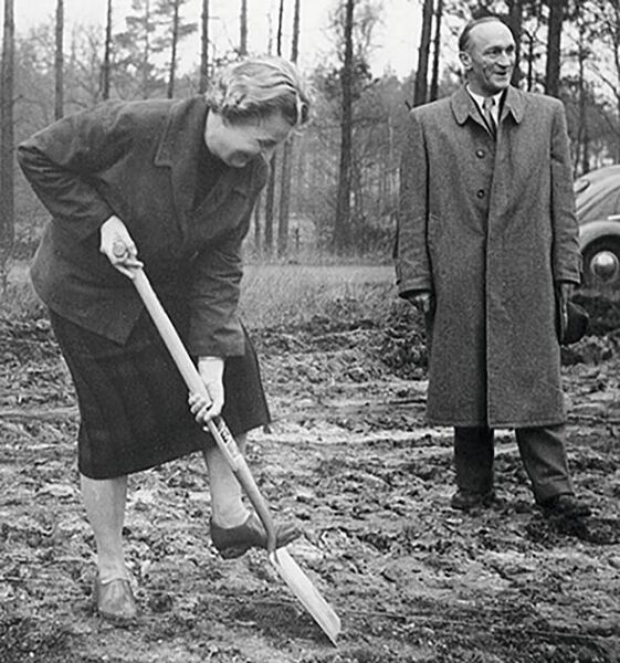 1950: Marie Harting beim Spatenstich für die Unternehmenszentrale in Espelkamp. (Harting)