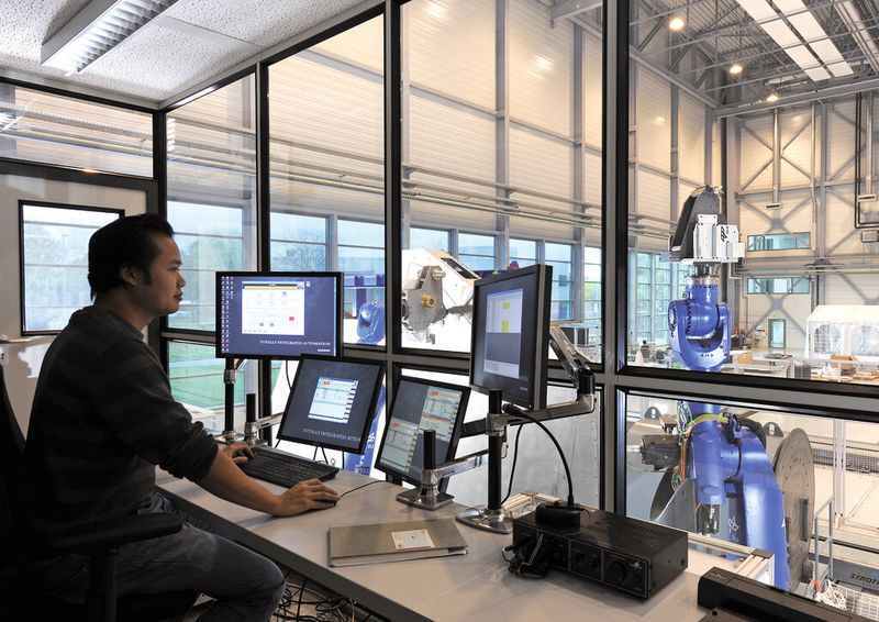 Der Leitstand: Die Umsetzung des Ablegeplans in einen Aufgabenplan für zeitoptimierte Produktion und das Imperfection Management sind Forschungsschwerpunkte an der Grofi-Anlage. (Bild: Siemens)