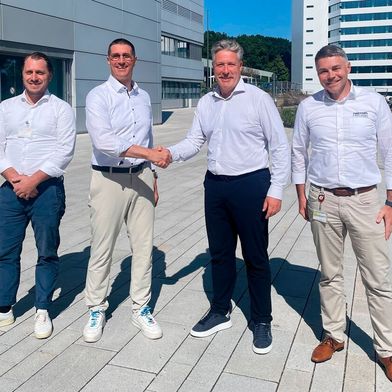Andreas Lindemann, Geschäftsführer der Neura Mobile Robots (zweiter von rechts), schließt die Übernahme ab. Er und sein Managementteam haben umfassende Pläne für das fahrerlose Transportsystem von Bosch Rexroth. (Bild: Neura Robotics)
